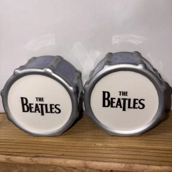 The Beatles Drum Shaped Ceramic Salt and Pepper Shakers Set 2006 - Picture 2 of 5